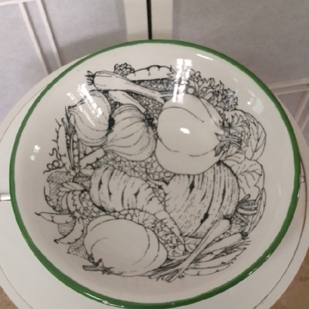 Made In Italy Baldelli Green and White Vegetable Design Bowl - Picture 2 of 11